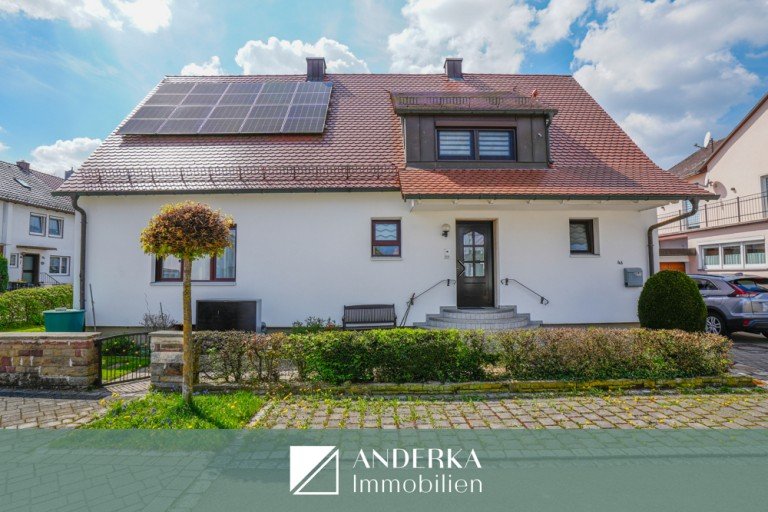 Hausansicht vorn Leipheim Einfamilienhaus Energieeffizient modernisiertes EFH mit PV-Anlage, W�rmepumpe und sonnigem Garten in Leipheim.