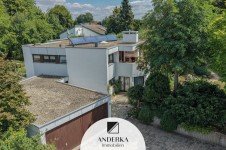 Hauptbild Zeitlose Architektur: Einfamilienhaus mit potentieller Einliegerwohnung auf Traumgrundstück.