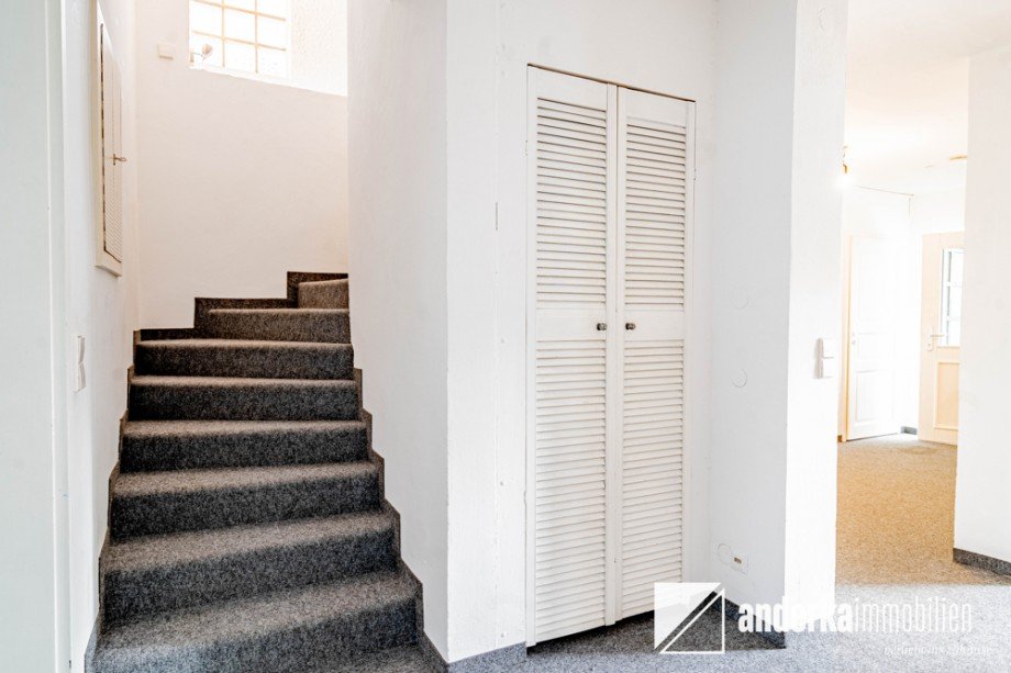 Treppenhaus mit Abstellraum Etagenwohnung G�nzburg