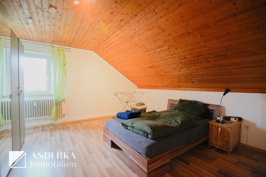 Schlafzimmer Dachgeschosswohnung Bibertal / B�hl