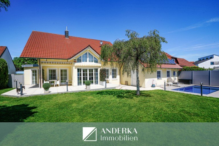 Startbild Offingen Einfamilienhaus Ankommen, wohlf�hlen, genie�en - Exklusives Familienhaus mit Pool in Offingen zu verkaufen!