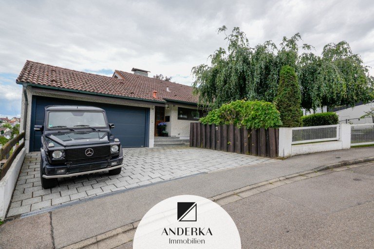 Hausansicht vorn G�nzburg / Reisensburg Einfamilienhaus Aussicht. Ruhe. Zuhause. - Einfamilienhaus in begehrter Hanglage von Reisensburg.